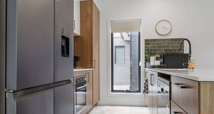 Storey Time I 2BR Townhouse for Melbourne Travel