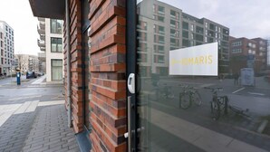 Ein modernes Gebäude mit einer Beschilderung mit dem Schriftzug "HOMARIS" auf der Glasfassade.