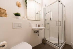 Douche, sèche-cheveux, serviettes fournies, shampoing