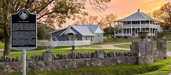 Historic 1 BR Cottage | Mountain Views | Firepit