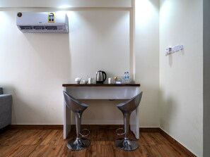 Apartment, 2 Bedrooms | Desk, laptop workspace, free WiFi, bed sheets