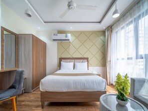 Desk, laptop workspace, free WiFi, bed sheets - OYO Townhouse 156 Rose Hotel Apartments. (Seeb)