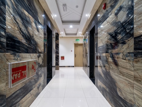 大堂休息区. OYO镇屋156玫瑰酒店公寓