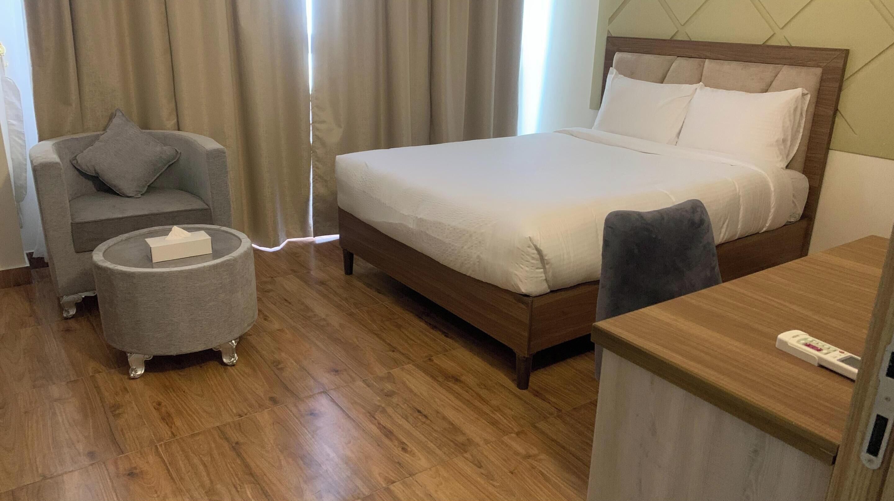 Meja, ruang kerja komputer riba, Wi-fi percuma, cadar katil 