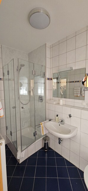 Shower, free toiletries, hair dryer, towels - Gasthof zur Sonne (Röfingen)
