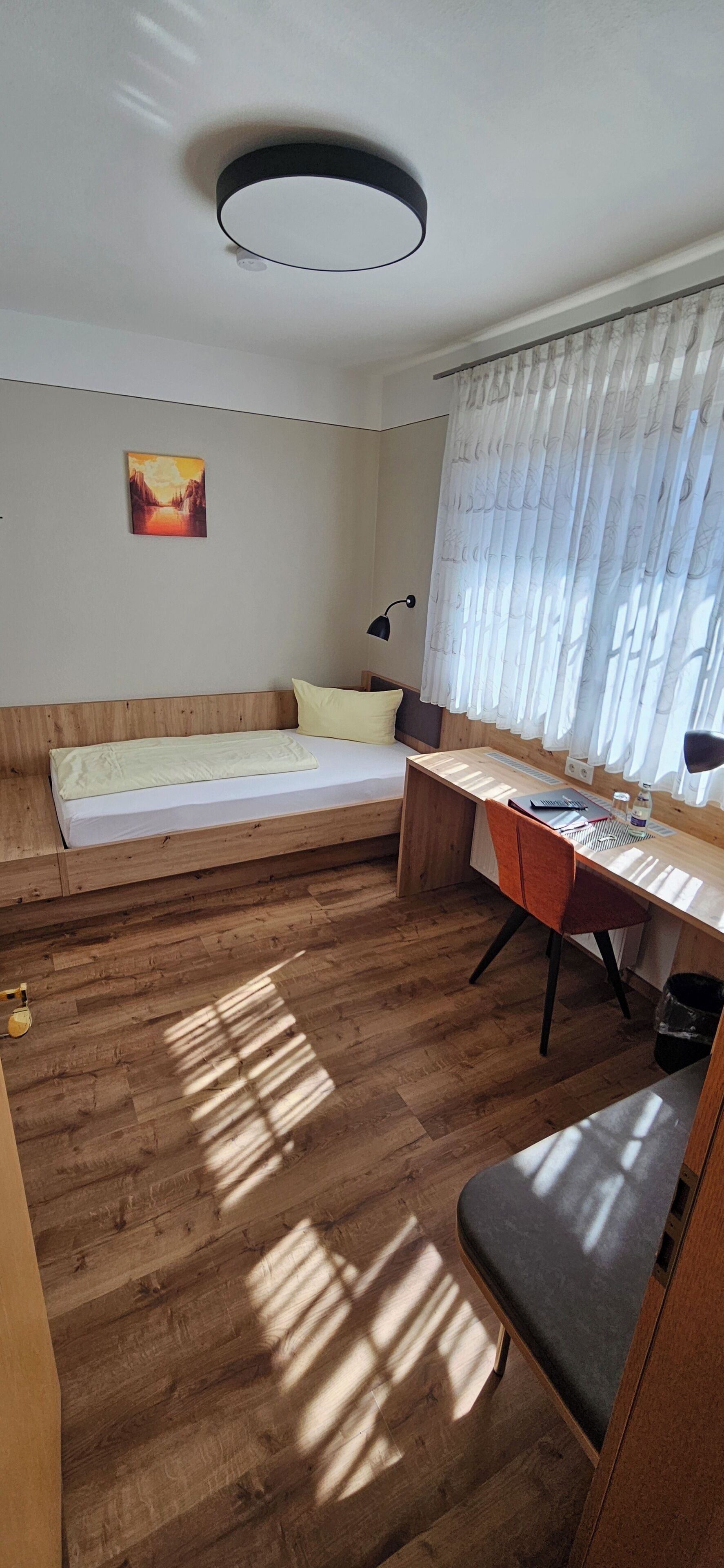 Basic-Einzelzimmer, 1 Einzelbett, Nichtraucher, Blick auf den Innenhof | Allergikerbettwaren, individuell eingerichtet, Schreibtisch