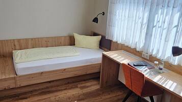 Basic-Einzelzimmer, 1 Einzelbett, Nichtraucher, Blick auf den Innenhof | Allergikerbettwaren, individuell eingerichtet, Schreibtisch