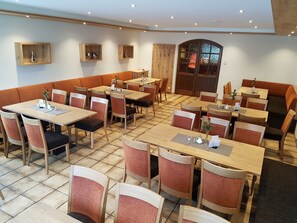 Breakfast, lunch, dinner served; German cuisine - Gasthof zur Sonne (Röfingen)