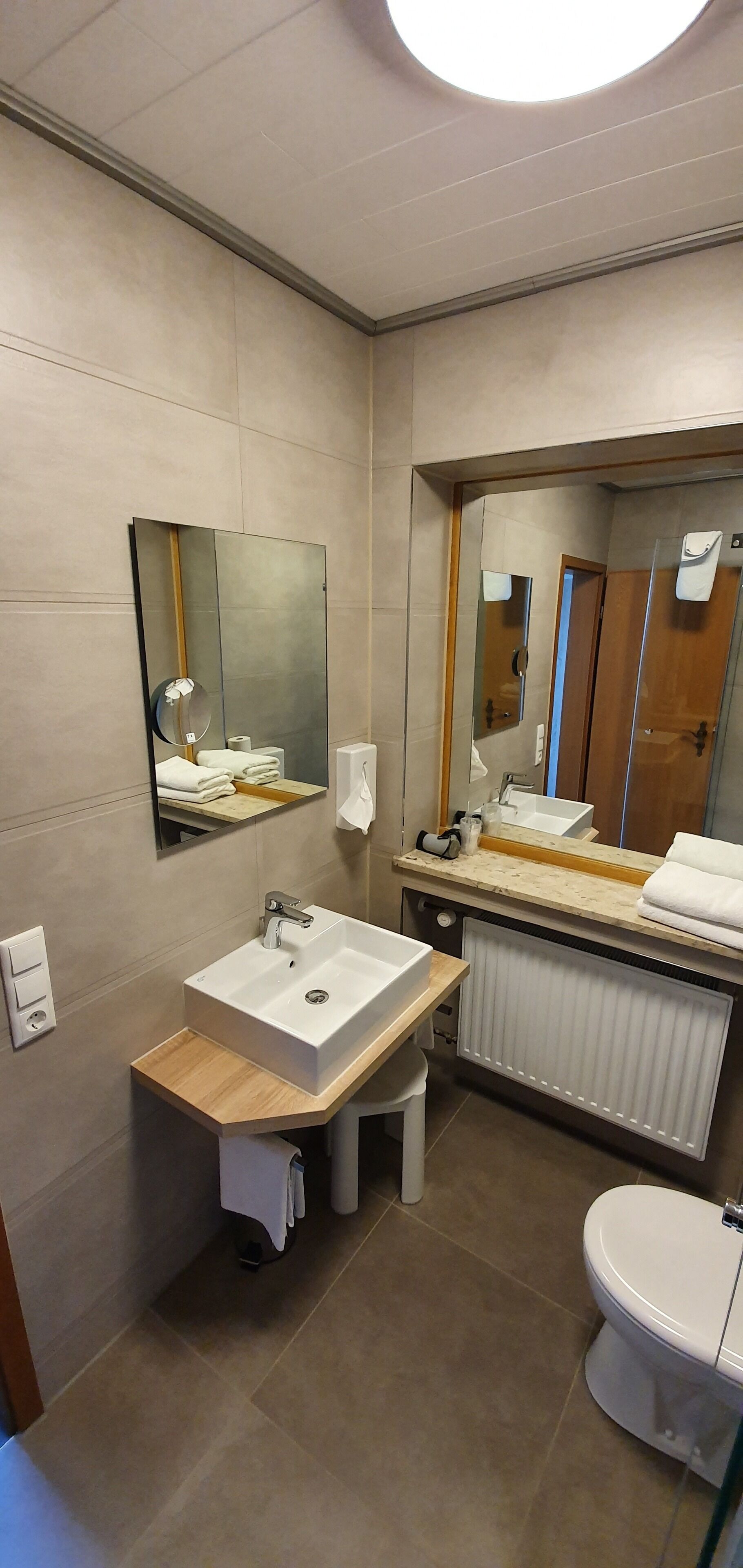 Dusche, kostenlose Toilettenartikel, Haartrockner, Handtücher