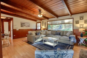 Televisie, een open haard en een kantoor