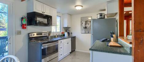 Frigorífico, microondas, horno y placa de cocina