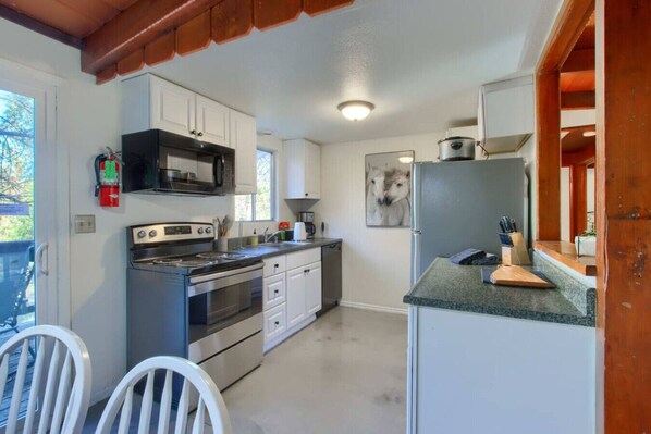 Een koelkast, een microgolfoven, een oven, een kookplaat