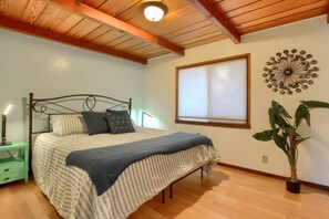 2 makuuhuonetta, työpöytä, Wi-Fi, vuodevaatteet