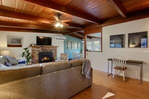 Televisie, een open haard en een kantoor