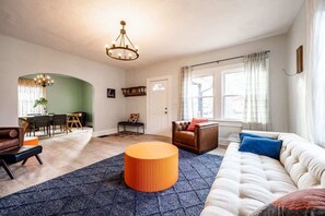 Téléviseur, table de baby-foot, bureau