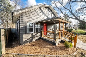 Exterior - Red Door Cottage of Broad Ripple: Great Location! (Indianapolis)