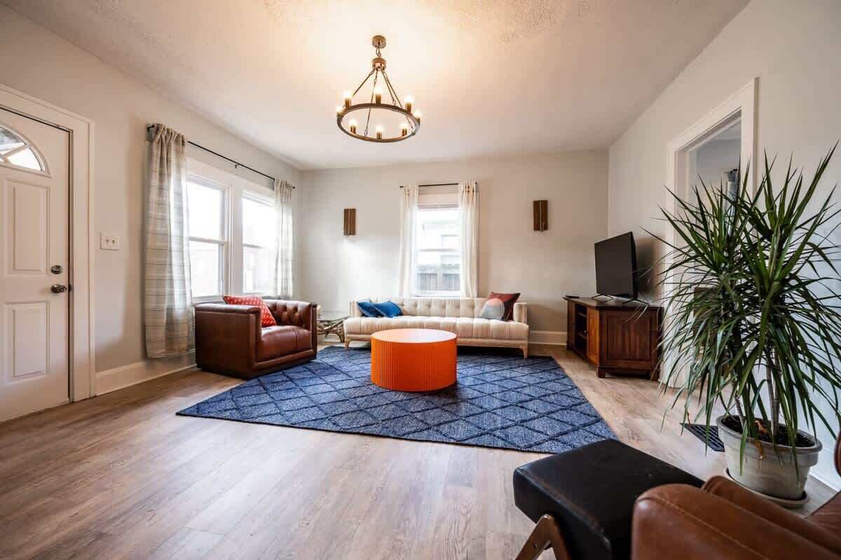 Televisio, pöytäjalkapallopöytä, työhuone