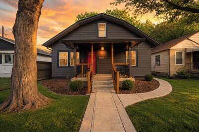 Red Door Cottage of Broad Ripple | Ideal Location!