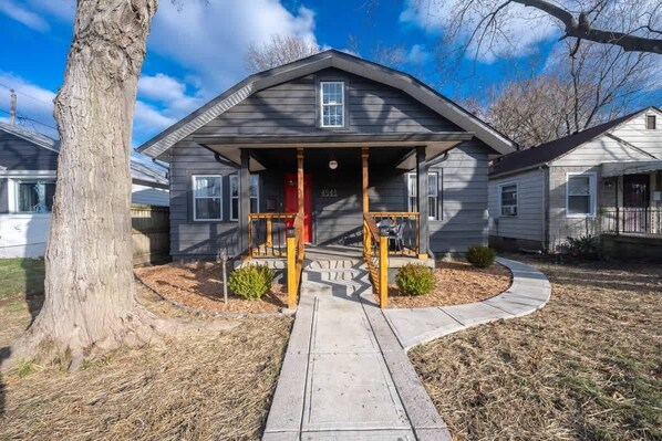 Exterior - Red Door Cottage of Broad Ripple: Great Location! (Indianapolis)