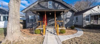 Red Door Cottage of Broad Ripple: Great Location!