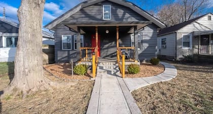 Red Door Cottage of Broad Ripple: Great Location!