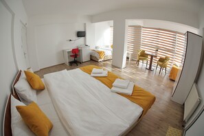 Deluxe Quadruple Room | Peralatan tempat tidur premium, Wi-fi percuma, cadar katil 