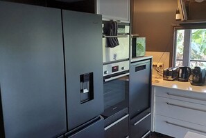 Een koelkast, een microgolfoven, een oven, een kookplaat