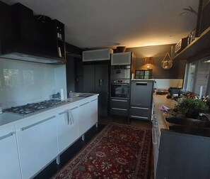 Een koelkast, een microgolfoven, een oven, een kookplaat