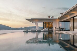 A modern infinity pool with a clear view of the mountains in the background. - Villa Urbana (Grosseto-Prugna)