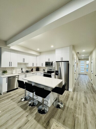 Modern South Hill Getaway-close proximity to all of Spokane! Full amenities.