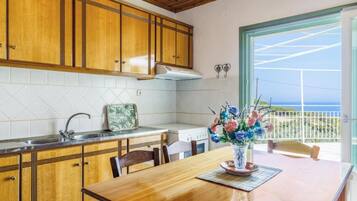 House | 2 bedrooms, desk, Internet