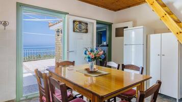 House | 2 bilik tidur, meja, Internet