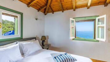 2 bedrooms, desk, Internet