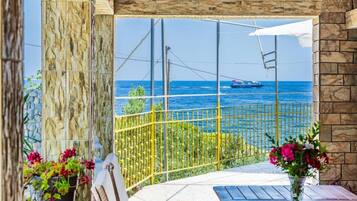 House | 2 bedrooms, desk, Internet