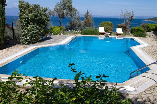 11 bedrooms, desk - Ananda Spa Villa in Nies (Almyros)