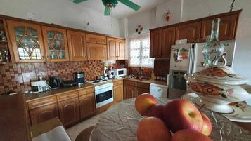 3 bedrooms, desk, Internet