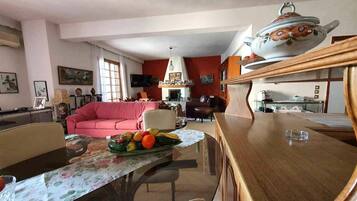 3 bedrooms, desk, Internet