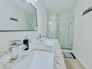 Regadera, toallas, jabón, shampoo 