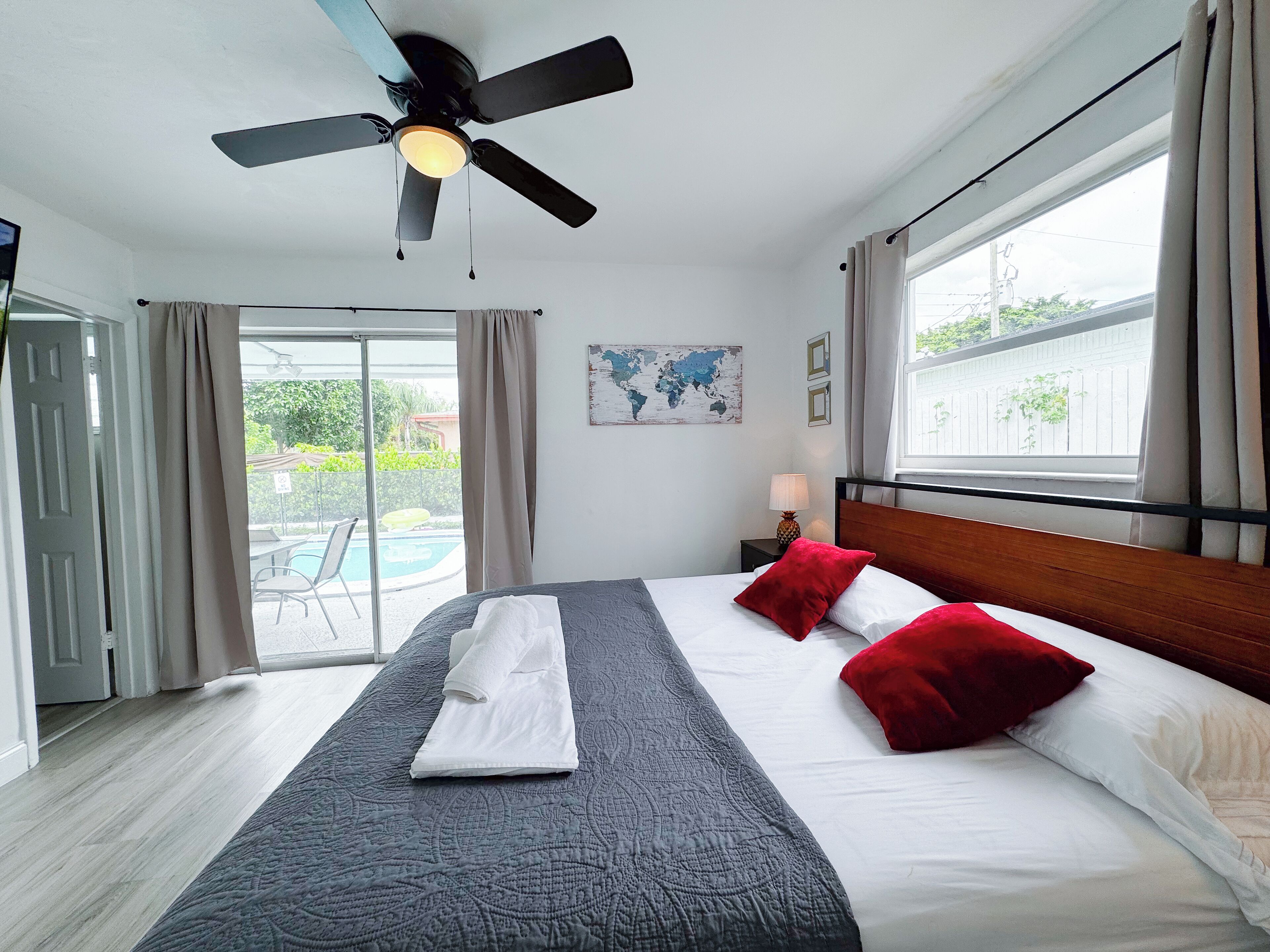 3 habitaciones, tabla de planchar con plancha, wifi y ropa de cama 