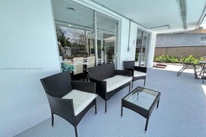 Outdoor dining - Cozy Pool Retreat, Close to Downtown Fort Lauderdale (Fort Lauderdale)