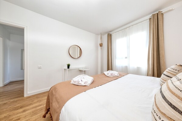 1 chambre, coffre-fort, fer et planche Ă repasser