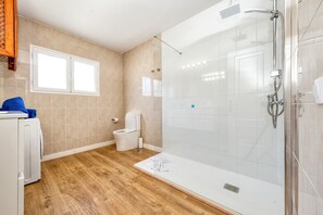 Douche, séchoir à cheveux, serviettes fournies