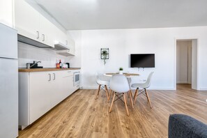 Réfrigérateur, four à micro-ondes, un four, cafetiÚre-théiÚre