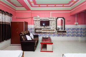 Deluxe Family Room A/C | Desk, free WiFi, bed sheets - RAJA HOTEL AND LODGE  (Kharagpur)