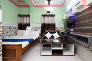 Semi Deluxe Room | Desk, free WiFi, bed sheets