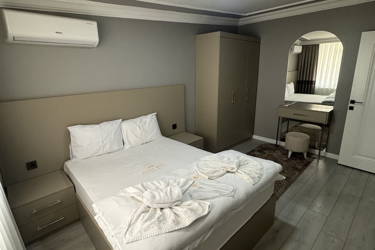 1 bedroom, Egyptian cotton sheets, premium bedding, down comforters