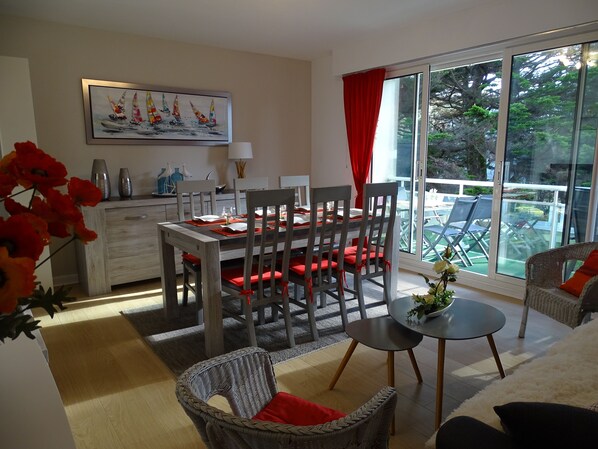 Dining - Appartement Dans un Parc Arboré à 100 m de la Grande Plage, Près de la Thalasso (Carnac)