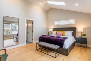 5 bedrooms, desk, iron/ironing board, travel cot