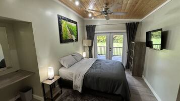 2 soverom, skrivebord, strykejern/-brett og wi-fi (inkludert)