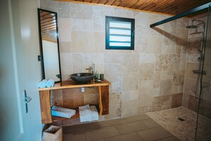 Superior Single Room | Bathroom | Towels